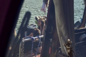Treibgut - Hafen -1-2019- Blick durchs Boot